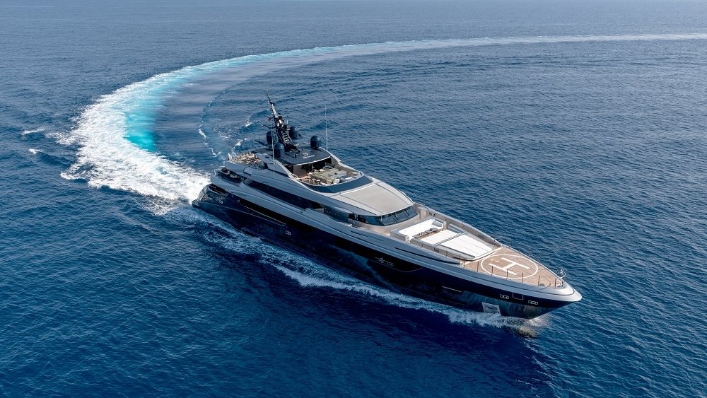 Murder Mystery: Μεσόγειος, σασπένς, και ένα superyacht της Camper & Nicholsons που κλέβει τα βλέμματα