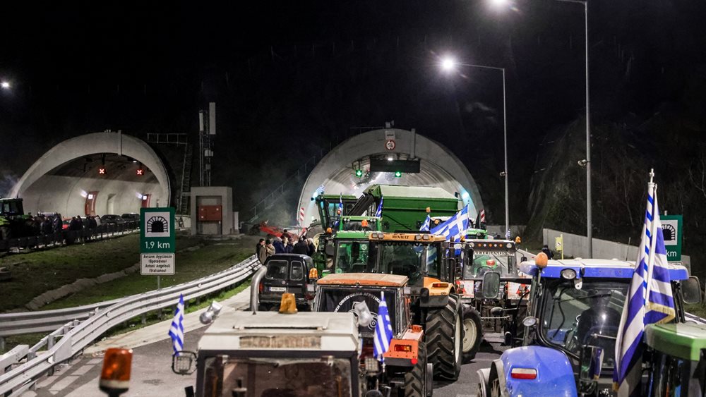 Σταδιακή άρση των αποκλεισμών από τους αγρότες ενόψει της συνάντησης με τον Πρωθυπουργό