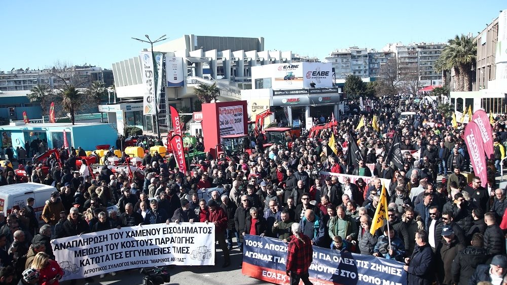 Επιστροφή στα αγροτικά μπλόκα για τους σταθμευμένους με 300 τρακτερ έξω από τη ΔΕΘ