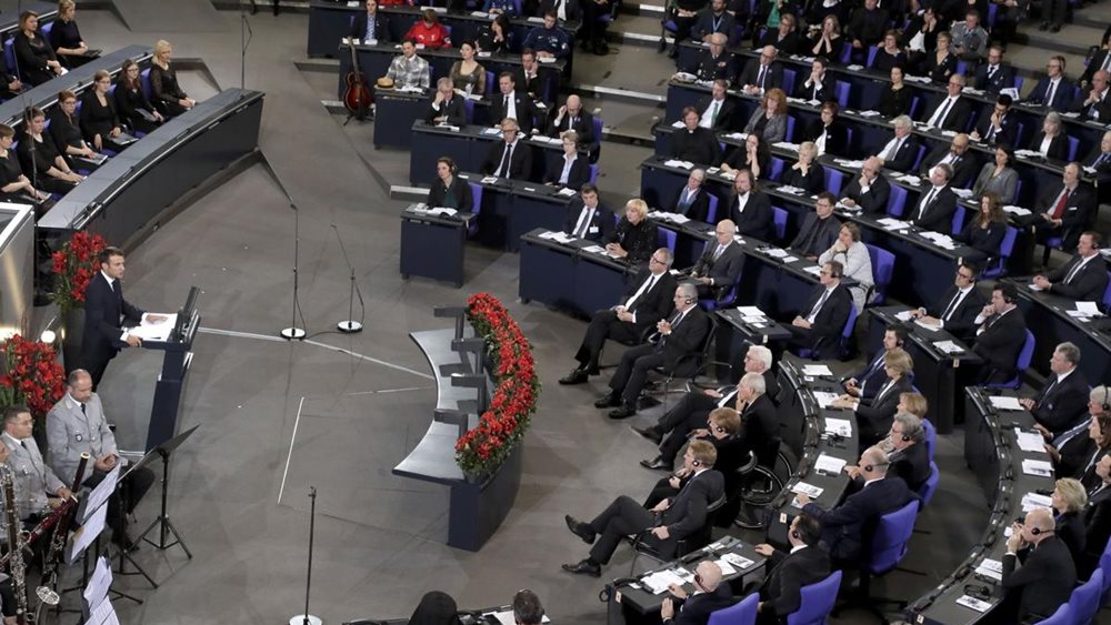 Μακρόν πιέζει Μέρκελ για την από κοινού επανίδρυση της Ευρώπης