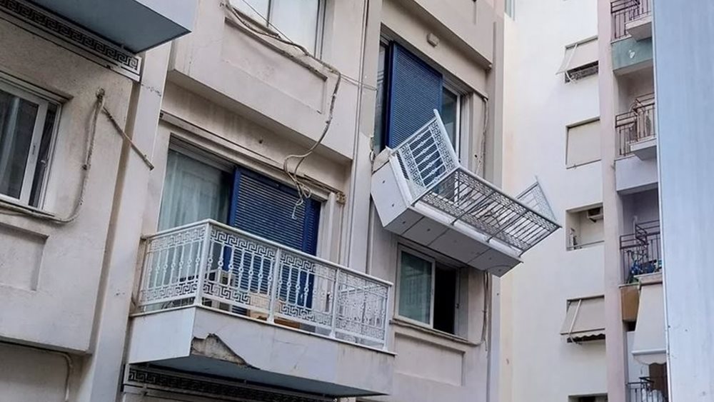 Κατέρρευσε μπαλκόνι στο Λαύριο