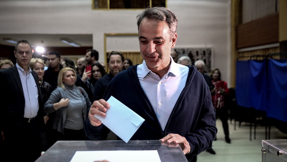 Εκλογές ΝΔ: Ψήφισε ο Κυριάκος Μητσοτάκης μαζί με τον γιο του – Ικανοποιημένος για τη μεγάλη συμμετοχή