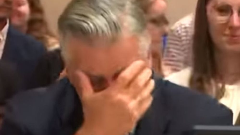 Άλεκ Μπάλντουιν: Απαλλάχτηκε από τις κατηγορίες για τον θανάσιμο πυροβολισμό