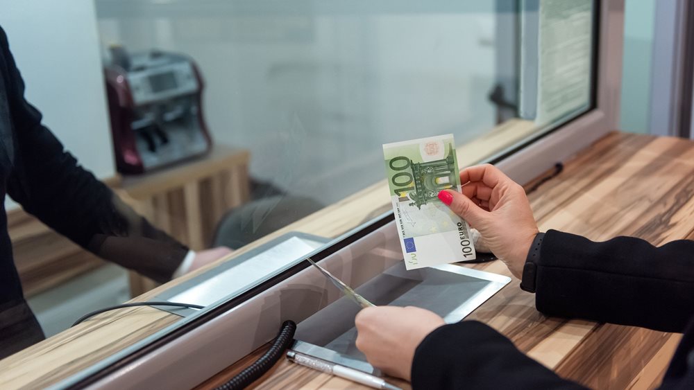 Τι φέρνει σε δάνεια και καταθέσεις η νέα μείωση επιτοκίων της ΕΚΤ