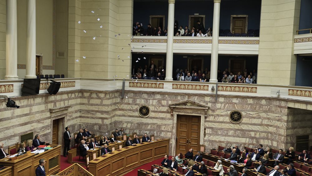 Βουλή: Μέλη της ΝΕΑΡ πέταξαν τρικάκια κατά την έναρξη της ομιλίας του Κ. Μητσοτάκη