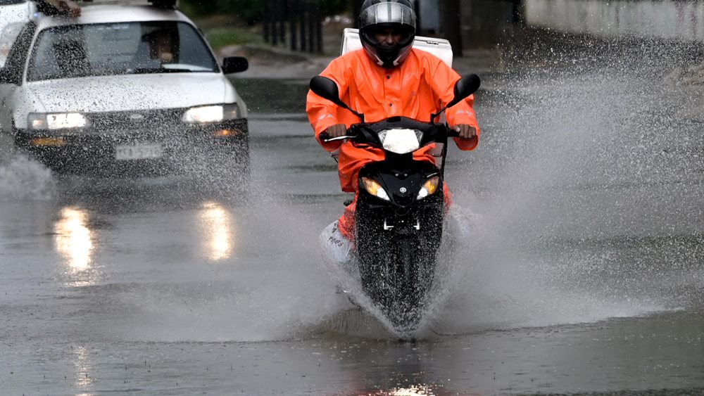 Έντονα προβλήματα από την κακοκαιρία - Διακοπή κυκλοφορίας στις λεωφ. Βουλιαγμένης και Ποσειδώνος