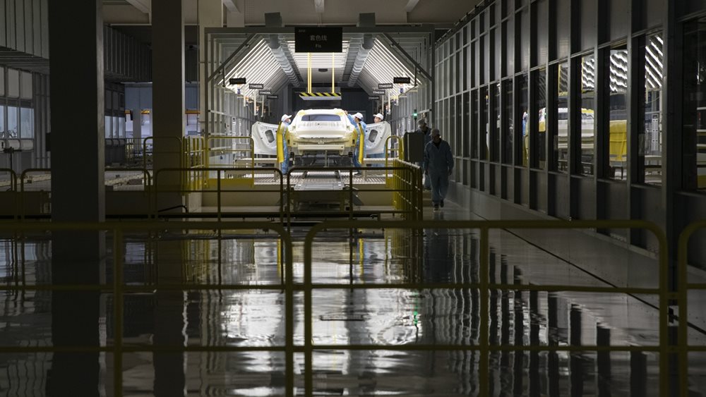 Πώς οι ΗΠΑ χάνουν ξανά από την Κίνα το τρένο των ηλεκτρικών οχημάτων