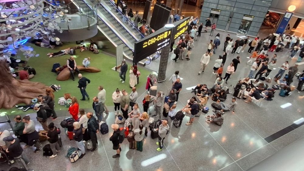 Χάος για χιλιάδες εγκλωβισμένους επιβάτες σε Ντόχα και Ντουμπάι - Ουρές που φθάνουν τα 200 μέτρα