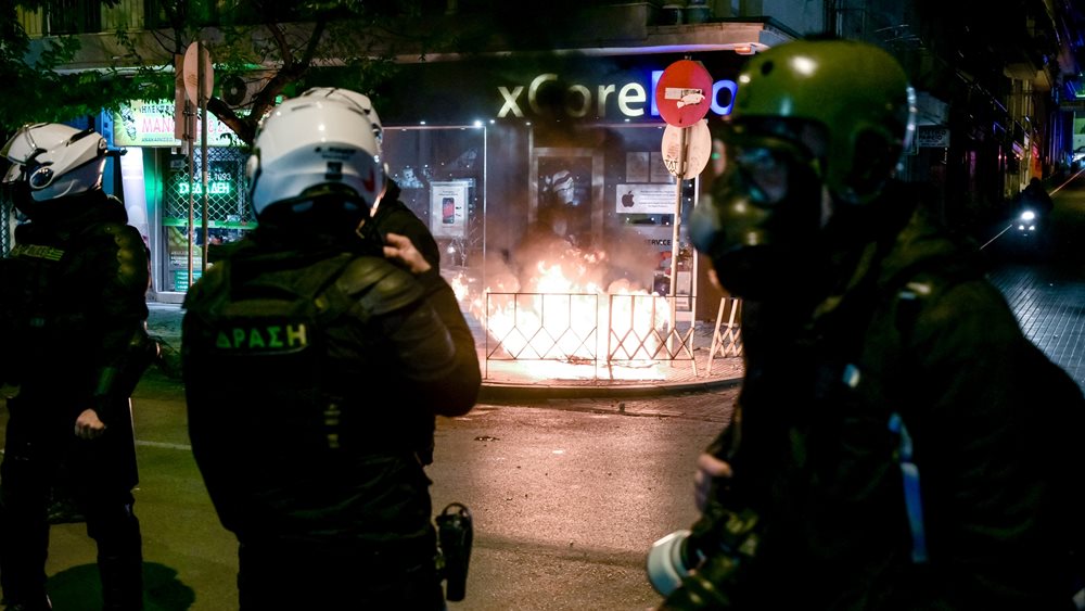 Θεσσαλονίκη: Μολότοφ κατά διμοιρίας των ΜΑΤ έξω από το τουρκικό προξενείο