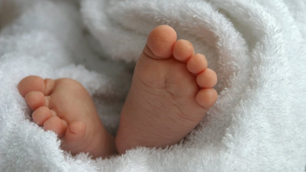 Διέφυγε τον κίνδυνο το βρέφος δίπλα στο οποίο ο πατέρας έκανε χρήση ναρκωτικών ουσιών στην Αχαρνών