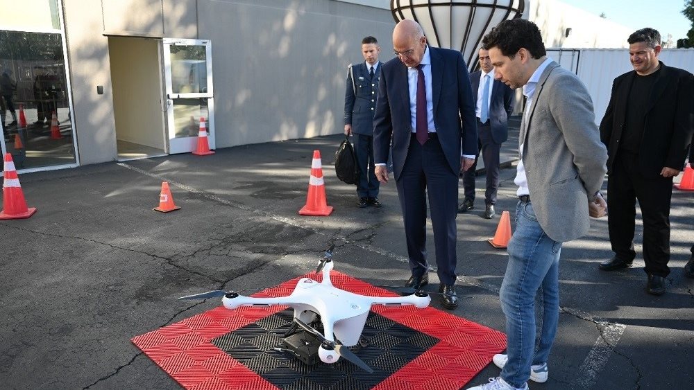 Ξενάγηση Ν. Δένδια στις εγκαταστάσεις της εταιρείας κατασκευής drones Matternet στην Καλιφόρνια