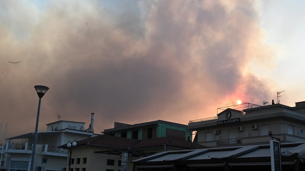 Αναζωπύρωση της πυρκαγιάς στην περιοχή της Νέας Αγχιάλου