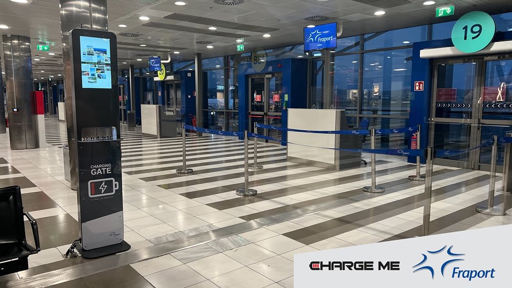 Επαγγελματικοί σταθμοί φόρτισης κινητών στα 14 αεροδρόμια της Fraport Greece σε συνεργασία με την Charge Μe
