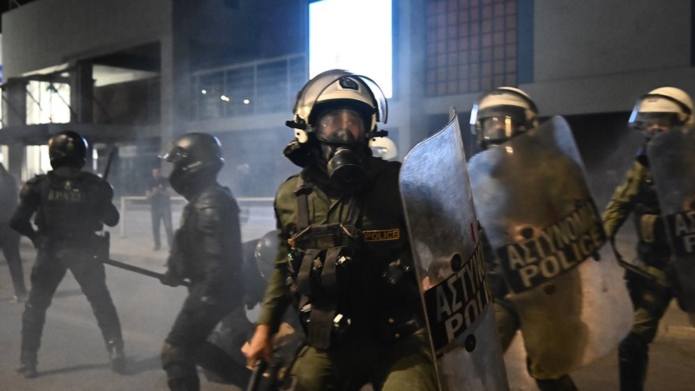 Δεκατέσσερις τραυματισμοί στα επεισόδια στο Υπουργείο Κλιματικής Κρίσης, τέσσερις προσαγωγές
