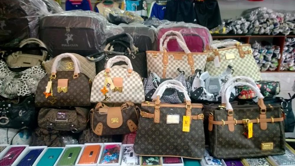 Εκμεταλλευόμενοι το χάος των δασμών, Κινέζοι πωλούν στο Tiktok απομιμήσεις προϊόντων πολυτελείας