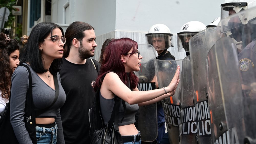 Σε εκκένωση της Νομικής από καταληψίες και σε προσαγωγές προχώρησε η αστυνομία