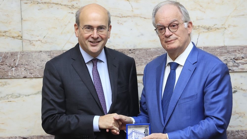 Προϋπολογισμός 2025: Υψηλό πλεόνασμα, ελαφρύνσεις και ενισχύσεις 1,1 δισ. ευρώ, αύξηση επενδύσεων 8,4%