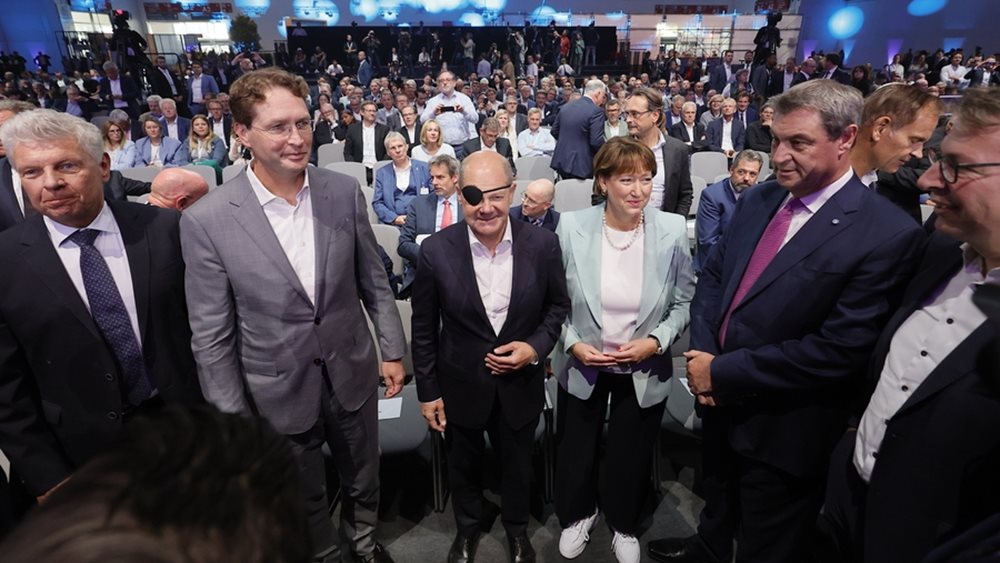 Σολτς: Θα προχωρήσουμε σε μαζική αύξηση των σταθμών φόρτισης ηλεκτρικών οχημάτων