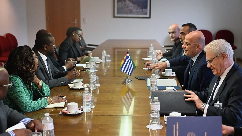 Με τον υπουργό Άμυνας της Μοζαμβίκης συναντήθηκε ο Ν. Δένδιας