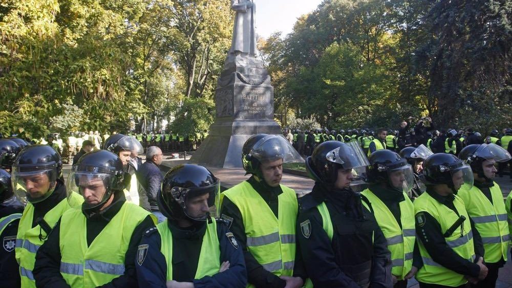 Ο δήμος του Κιέβου απομάκρυνε το άγαλμα του σοβιετικού απελευθερωτή της πόλης από τους ναζί