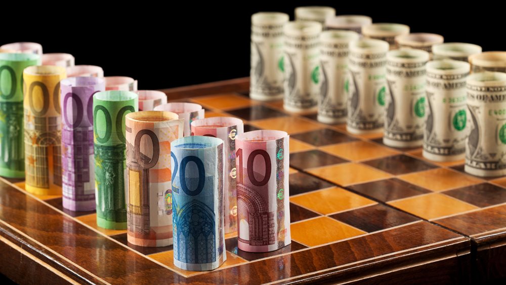 Το ευρώ υποχωρεί 0,05%, στα 1,0725 δολάρια