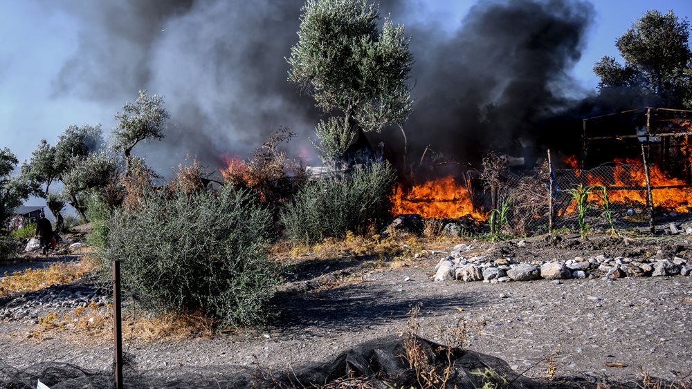 Μυτιλήνη: Καθαρίζεται η καμένη έκταση του πρώην ΚΥΤ της Μόριας