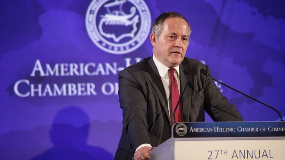 Coeure: Να μη συνδέεται η συμφωνία για το χρέος με το QE