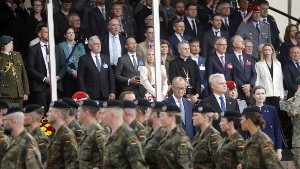 Η Γερμανία αναπτύσσει για πρώτη φορά μετά το 1945 μόνιμο στρατό εκτός συνόρων, με το βλέμμα στη ρωσική επιθετικότητα