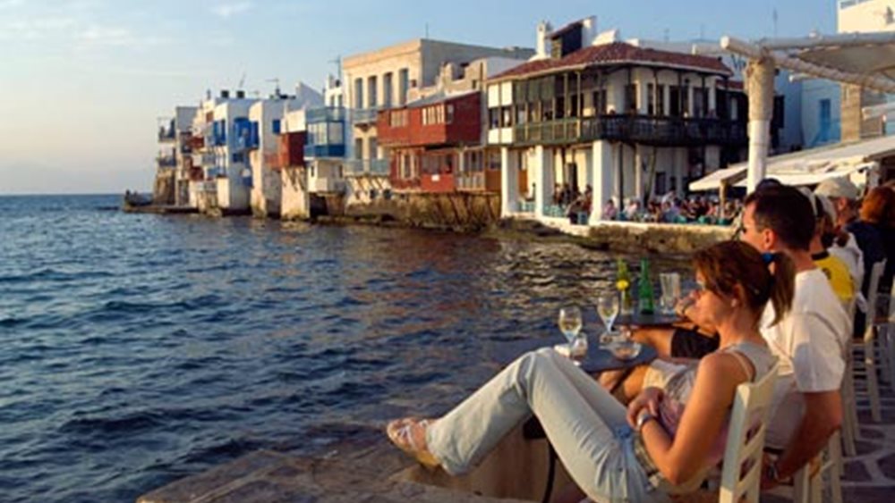 Χτυπάει "κόκκινο" ο αριθμός των τουριστών