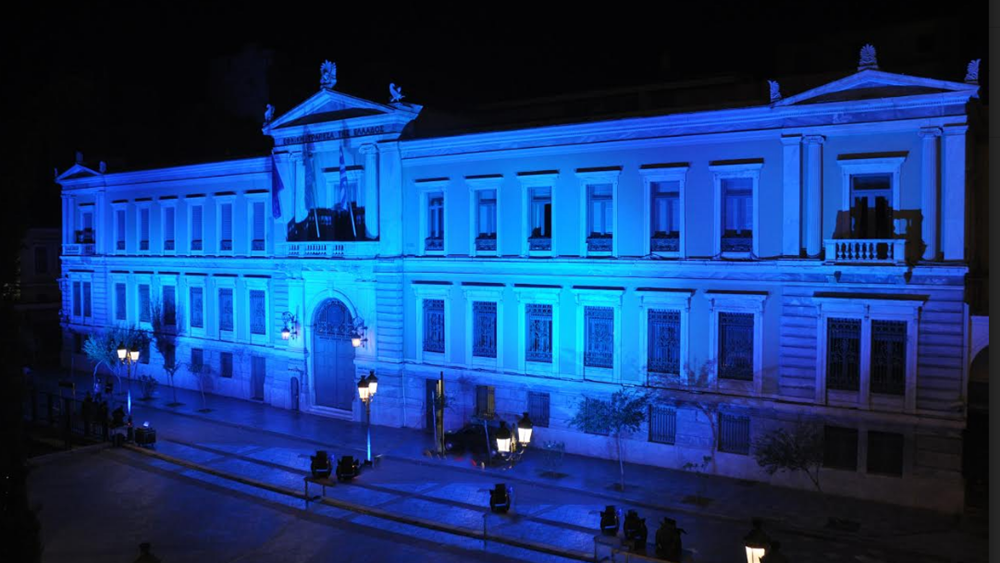 Μπλε φωτισμός του καταστήματος της Εθνικής προς τιμήν της Δημοκρατίας