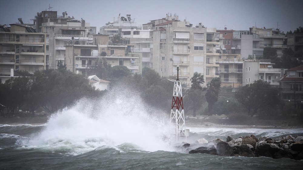 Θεσσαλονίκη: Φύσηξε προβλήματα στην πόλη – 150 κλήσεις δέχθηκε η Πυροσβεστική – Στα 106 χλμ./ώρα οι ριπές του ανέμου