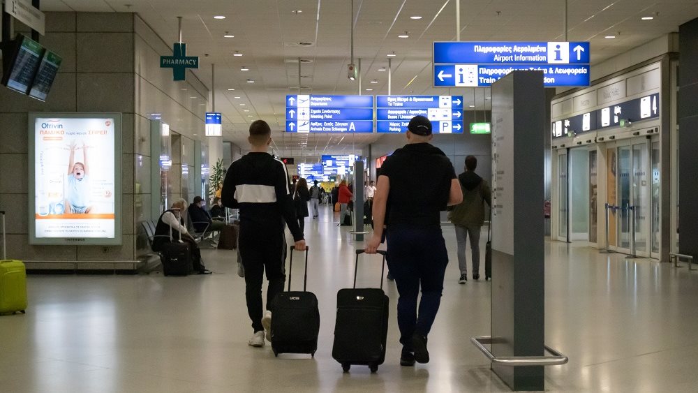 Υποχρεωτικά με αρνητικό τεστ και για τους εμβολιασμένους οι αφίξεις από Ρωσία