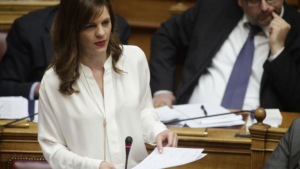 Αύξηση του κατώτατου μισθού το 2018 προαναγγέλλει η Ε. Αχτσιόγλου