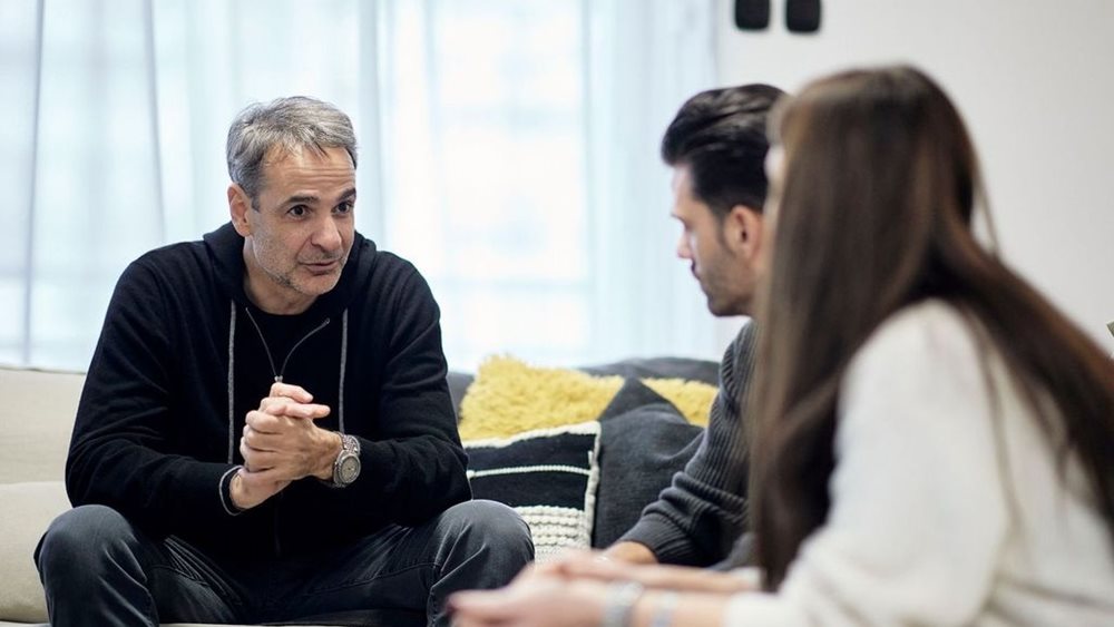 Η συνάντηση του Κ. Μητσοτάκη με ζευγάρι που συμμετείχε στο πρόγραμμα "Σπίτι μου"
