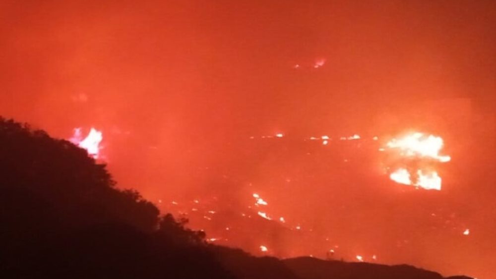 Σε εξέλιξη πυρκαγιά σε ΧΥΤΑ στην Κάρπαθο - Μεταβαίνουν εκτάκτως 30 δασοκομάντος
