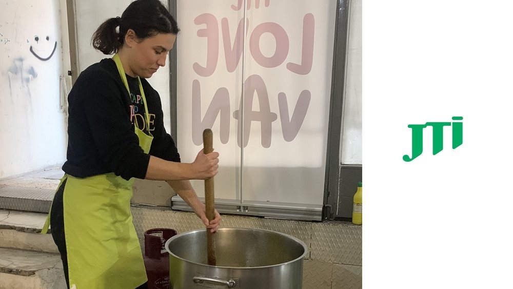 Η JTI συνεχίζει την παράδοση στήριξης και αλληλεγγύης στην κοινότητα κατά τη διάρκεια των εορτών