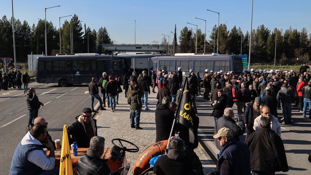 Τι έχει εξοργίσει τους αγρότες και ο κυβερνητικός φόβος των τρακτέρ