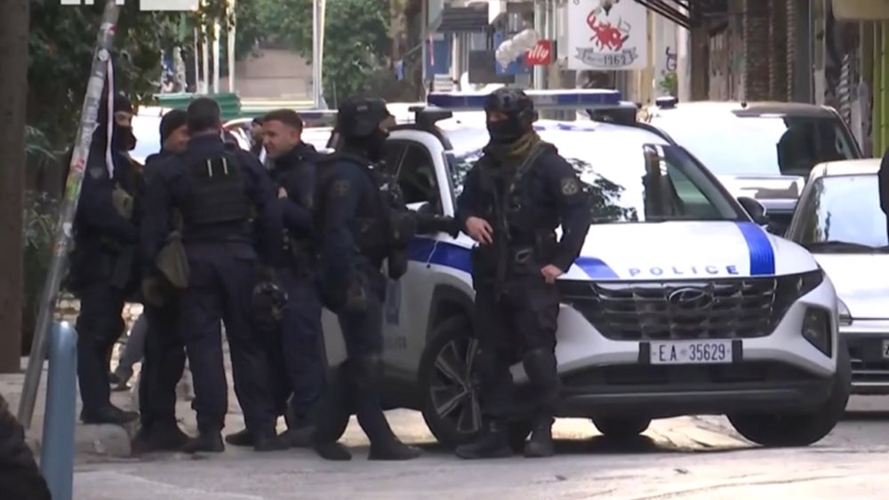 Μεγάλη επιχείρηση της ΕΛΑΣ σε υπό κατάληψη κτήριο στα Εξάρχεια - Προχώρησε σε προσαγωγές