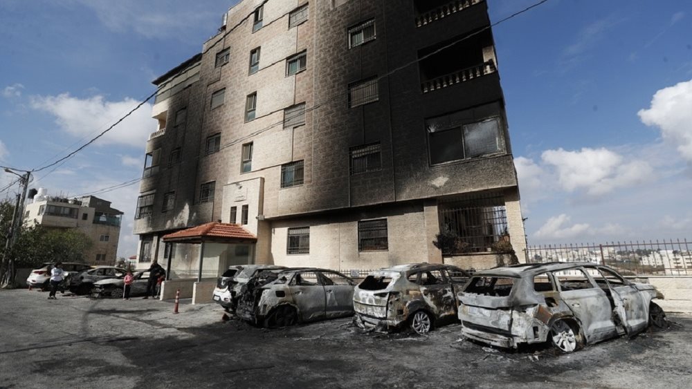 Ισραηλινοί έποικοι πυρπόλησαν αυτοκίνητα στα περίχωρα της Ραμάλα