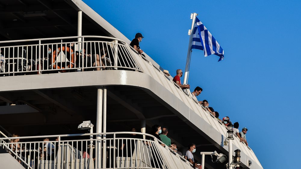 Μάσκα υποχρεωτικά και στους εξωτερικούς χώρους των πλοίων