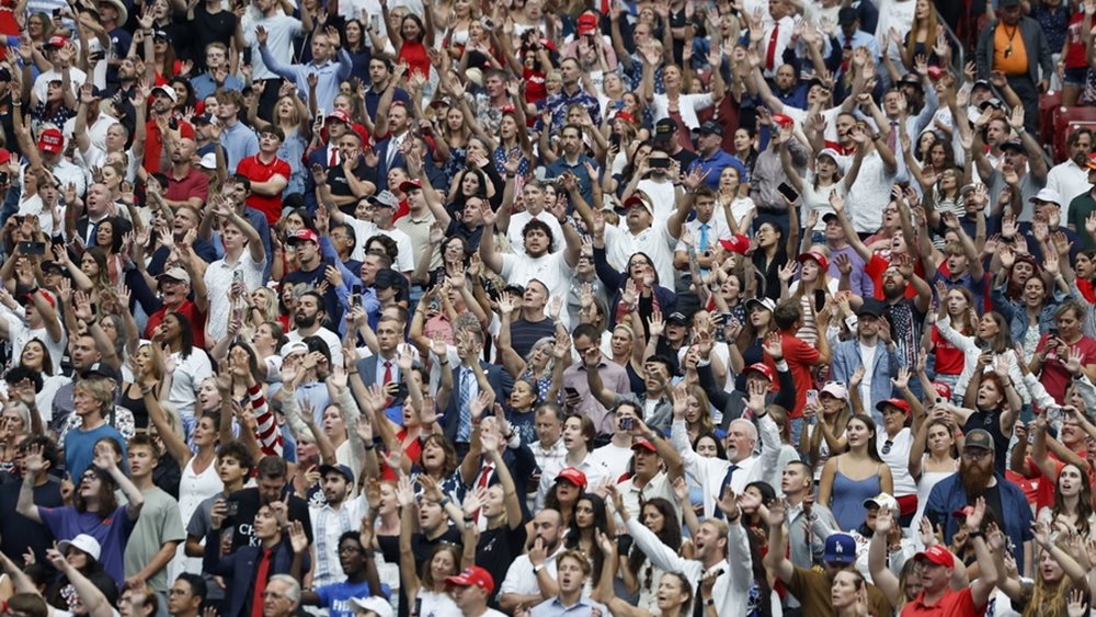 Χιλιάδες υποστηρικτές του Τσάρλι Κερκ στο State Farm Stadium για το τελευταίο αντίο - Δρακόντεια τα μέτρα ασφαλείας