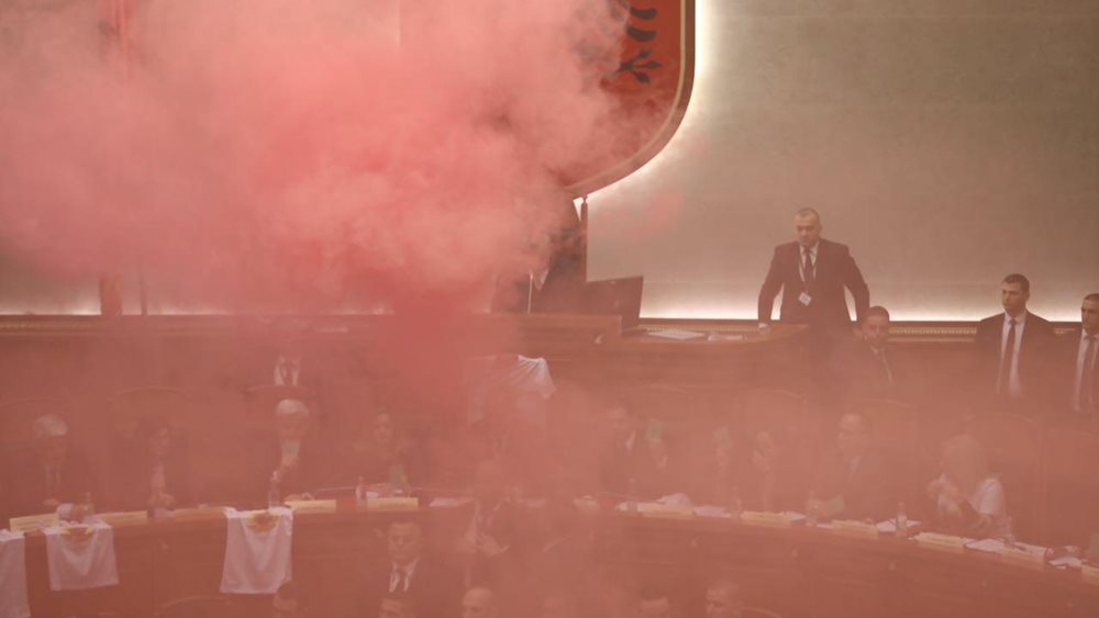 Αλβανία: Η αντιπολίτευση άναψε καπνογόνα μέσα στη Βουλή