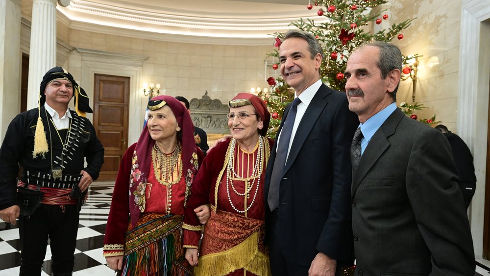 Τα κάλαντα της Πρωτοχρονιάς στον πρωθυπουργό Κυριάκο Μητσοτάκη