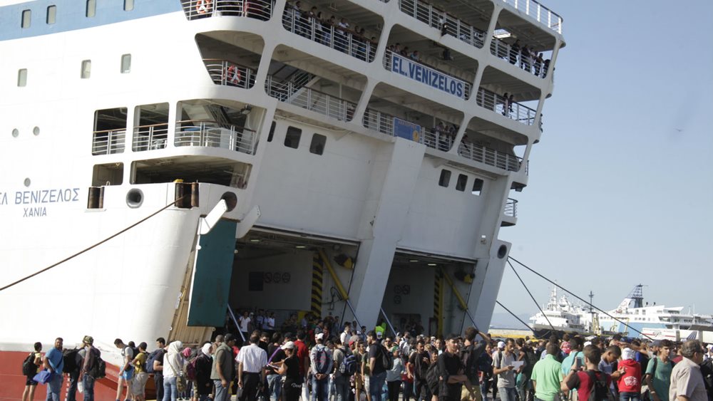 Στον Πειραιά 99 πρόσφυγες και μετανάστες από νησιά του ανατολικού Αιγαίου