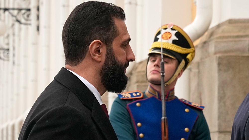 Συνάντηση Αλ Σαρά - Πούτιν: Έτοιμος για ισχυρότερους δεσμούς με τη Συρία ο Ρώσος πρόεδρος
