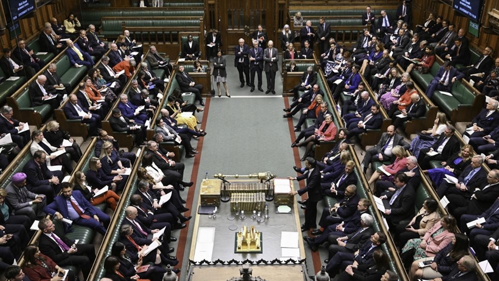 Βρετανία: Εγκρίθηκε το αμφιλεγόμενο νομοσχέδιο για την απέλαση μεταναστών στη Ρουάντα