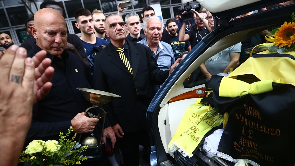 Το τελευταίο "αντίο" στον Γιάννη Ιωαννίδη - Συγκίνηση και συνθήματα στο Αλεξάνδρειο όπου μεγαλούργησε ο "ξανθός"
