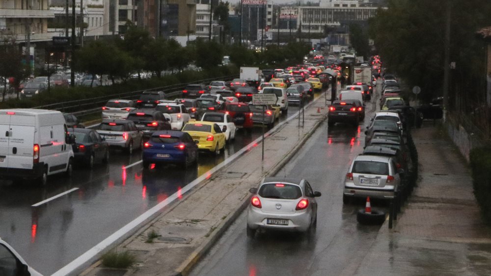 Πλημμύρισε πάλι η Ποσειδώνος - Πού παρατηρούνται καθυστερήσεις λόγω βροχής