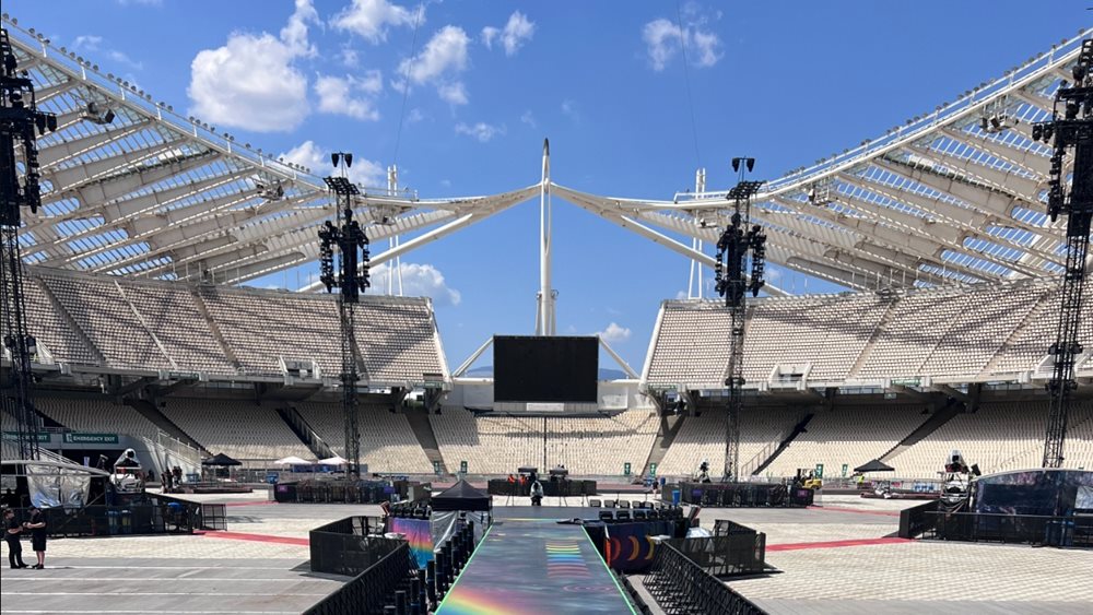 Οι Coldplay &quot;έβαλαν φωτιά&quot; στο ΟΑΚΑ - Συναυλία με ηλιακά πάνελ και ένα δέντρο για κάθε θαυμαστή