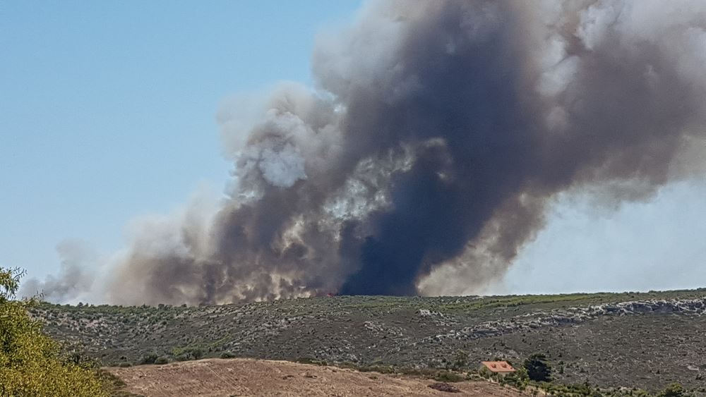 Λαύριο: Χωρίς ενεργό μέτωπο, αλλά με πολλές διάσπαρτες εστίες η πυρκαγιά
